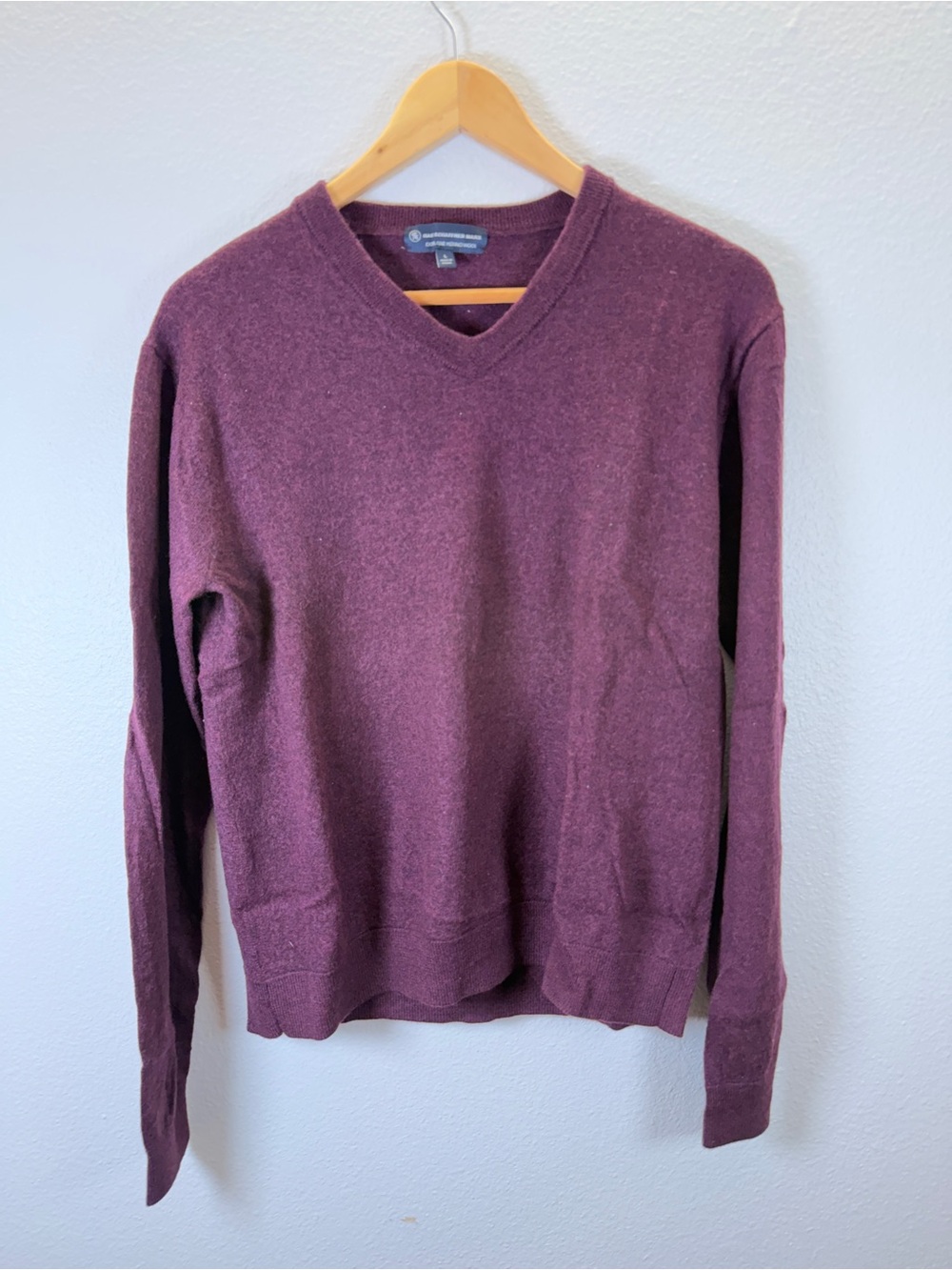 Hart Schaffner Marx Men's V-Neck Sweater in Berry Plum